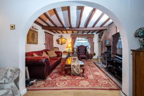 Sitting room/through to snug