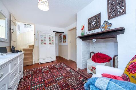 Entrance hall/snug