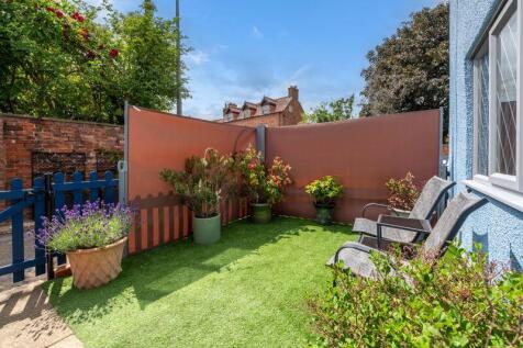 Front garden &#43; additional fencing