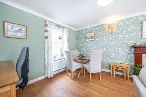 Sitting room/dining area