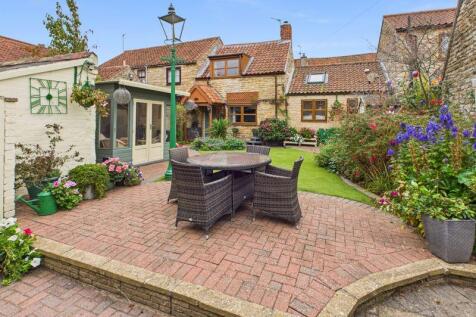 Rear garden/seating area/summerhouse