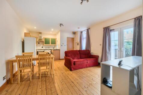 Open plan living room /dining area