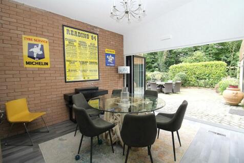 DINING ROOM.JPG