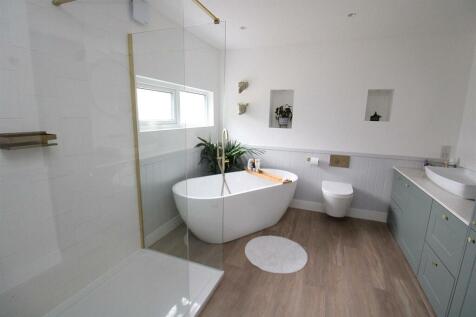 EN SUITE BEDROOM ONE.JPG