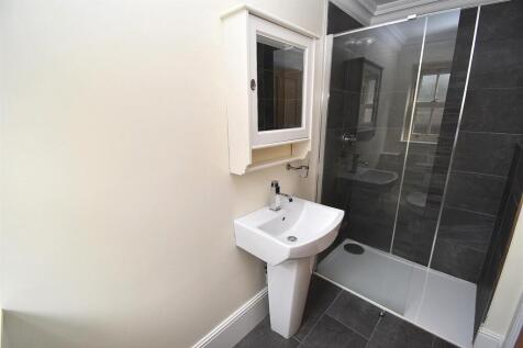 BED FIVE ENSUITE.JPG