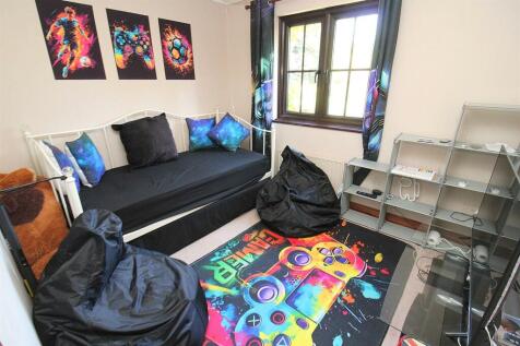 bedroom 4.JPG