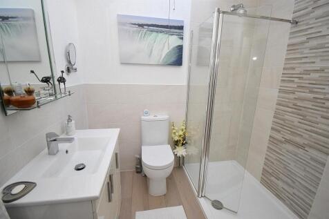 SHOWER ROOM.JPG