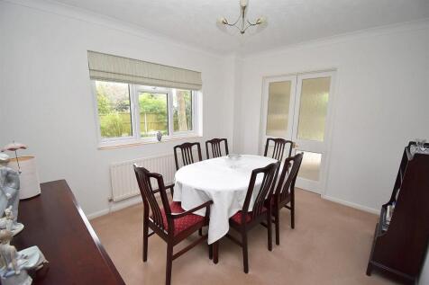 DINING ROOM.JPG