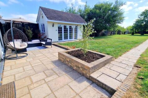 SIDE PATIO.jpg