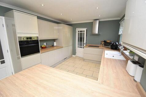 KITCHEN 3.JPG