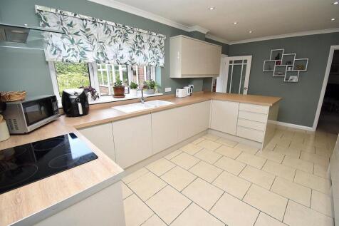 KITCHEN 1.JPG