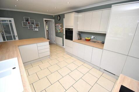 KITCHEN 2.JPG