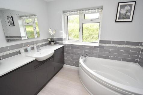 BATHROOM CLOSE.JPG