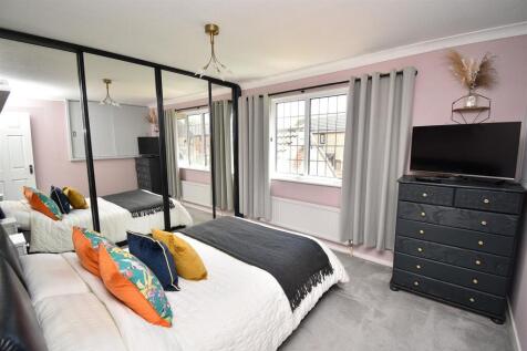 Master Bedroom.JPG