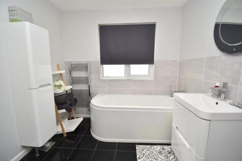 Bathroom-001.JPG