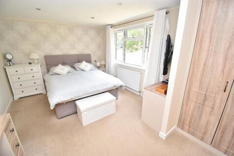 MAIN BEDROOM.JPG