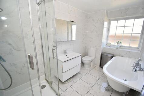 FMAILY BATHROOM.JPG