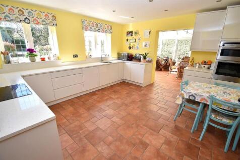 KITCHEN.JPG
