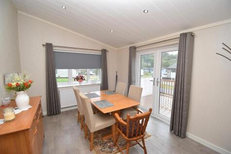 DINING ROOM.JPG
