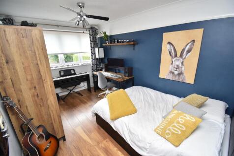 Bedroom (2).JPG