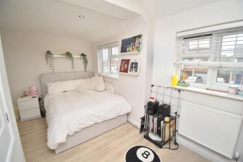 Bedroom-002.JPG