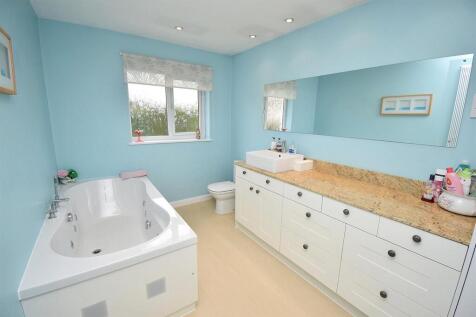 FAMILY BATHROOM.JPG