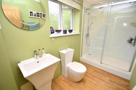 GROUND FLOOR SHOWER ROOM.JPG