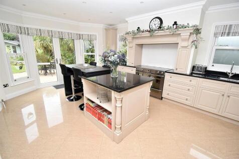 KITCHEN 2.JPG