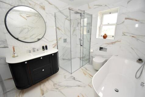 FAMILY BATHROOM.JPG