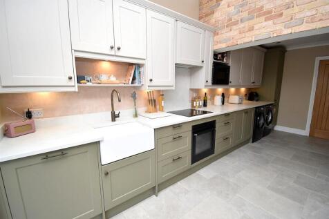 KITCHEN 2.JPG