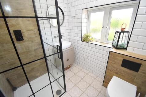 SHOWER ROOM.JPG