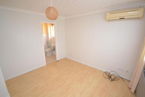 Bedroom-003.JPG