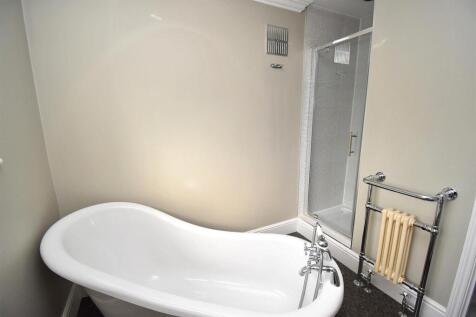 FAMILY BATHROOM 2.JPG