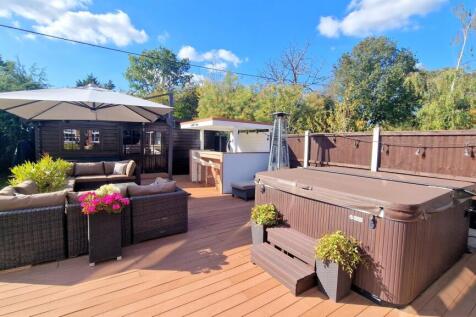 DECK AND HOT TUB 2.jpg