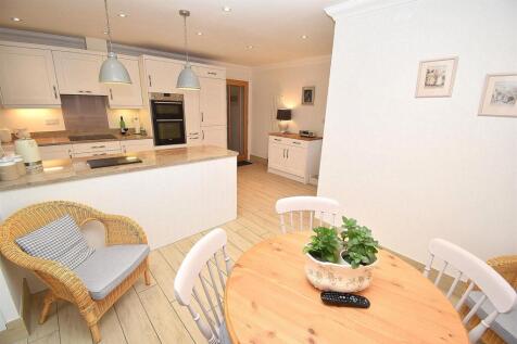 KITCHEN BREAKFAST REVERSE.JPG