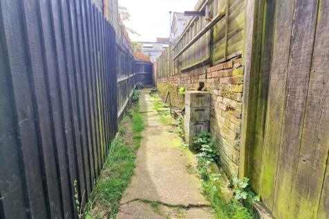 WALKWAY TO HOUSE.jpg