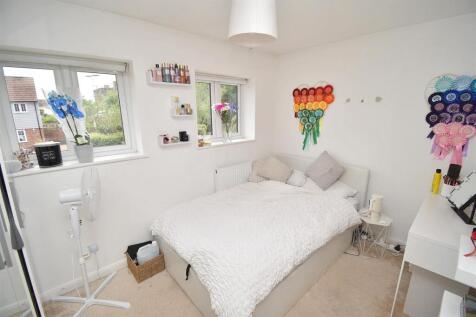 Bedroom-002.JPG
