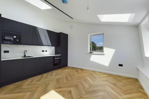 flat 10 living kitchen.jpg