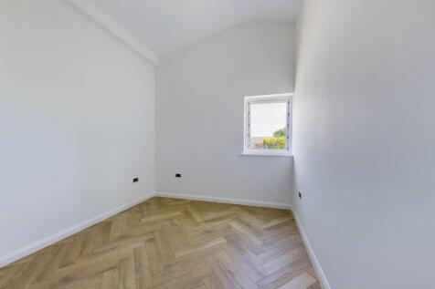 flat 10 bedroom.jpg