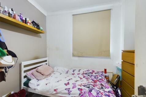 CAM01358G0-PR0064-STILL012.jpg