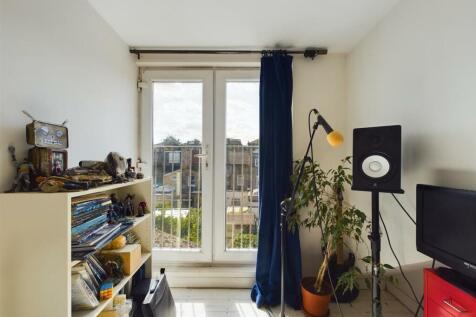 CAM01358G0-PR0105-STILL035.jpg