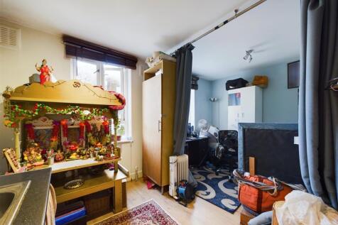 CAM01358G0-PR0037-STILL028.jpg