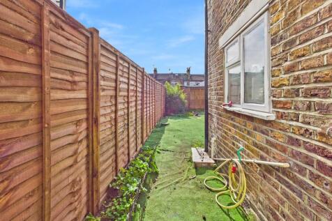 CAM01358G0-PR0186-STILL034 2.jpg