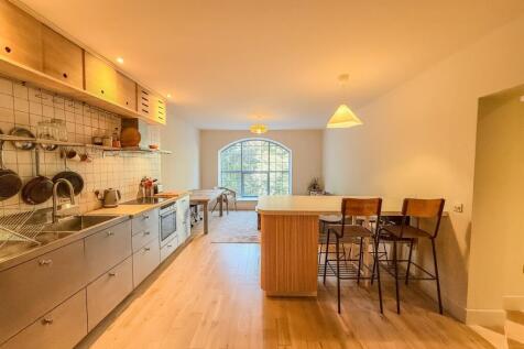 Breakfasting Kitchen