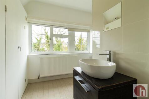 18. Bathroom.jpg