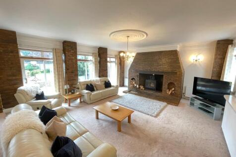 MAIN LIVING ROOM