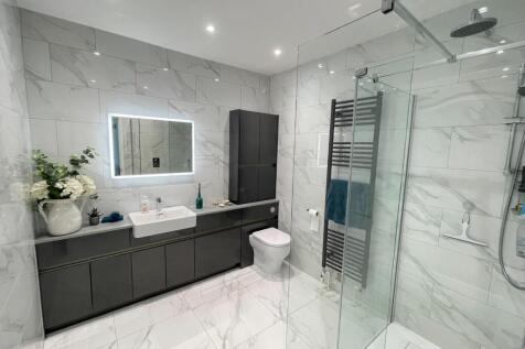 MAIN SHOWER ROOM