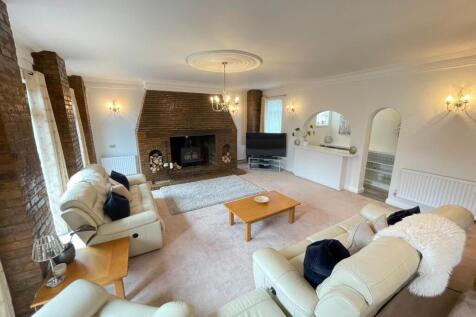 MAIN LIVING ROOM