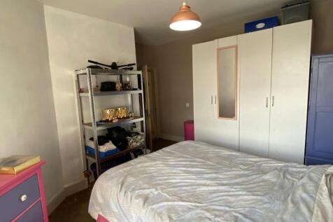 Bed 2.jpg