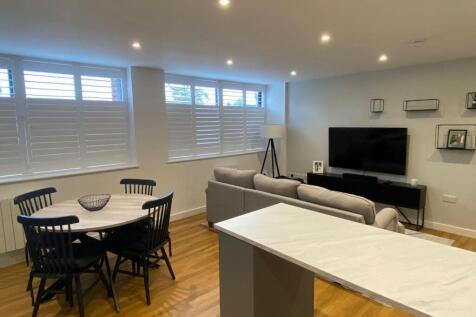 Lounge kitchen 2.jpg